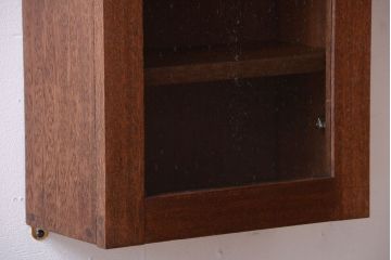 アンティーク家具　アンティーク　気泡ガラス扉!古い木製のお洒落な縦型壁掛け戸棚(1)