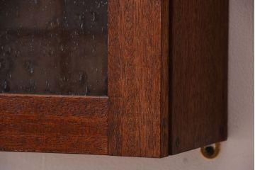 アンティーク家具　アンティーク　気泡ガラス扉!古い木製のお洒落な縦型壁掛け戸棚(1)