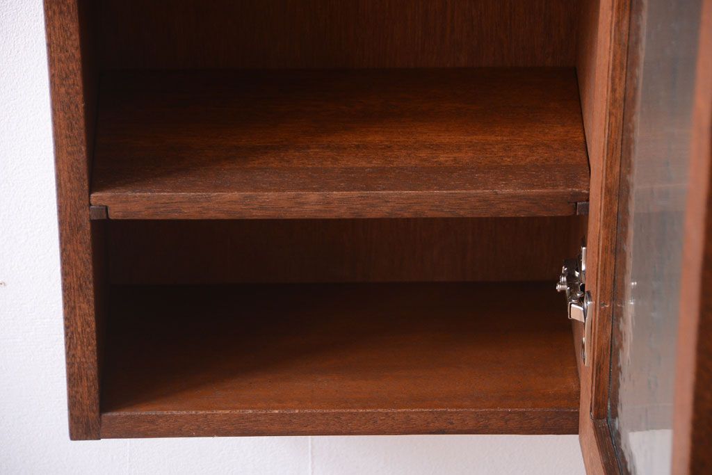 アンティーク家具　アンティーク　気泡ガラス扉!古い木製のお洒落な縦型壁掛け戸棚(1)