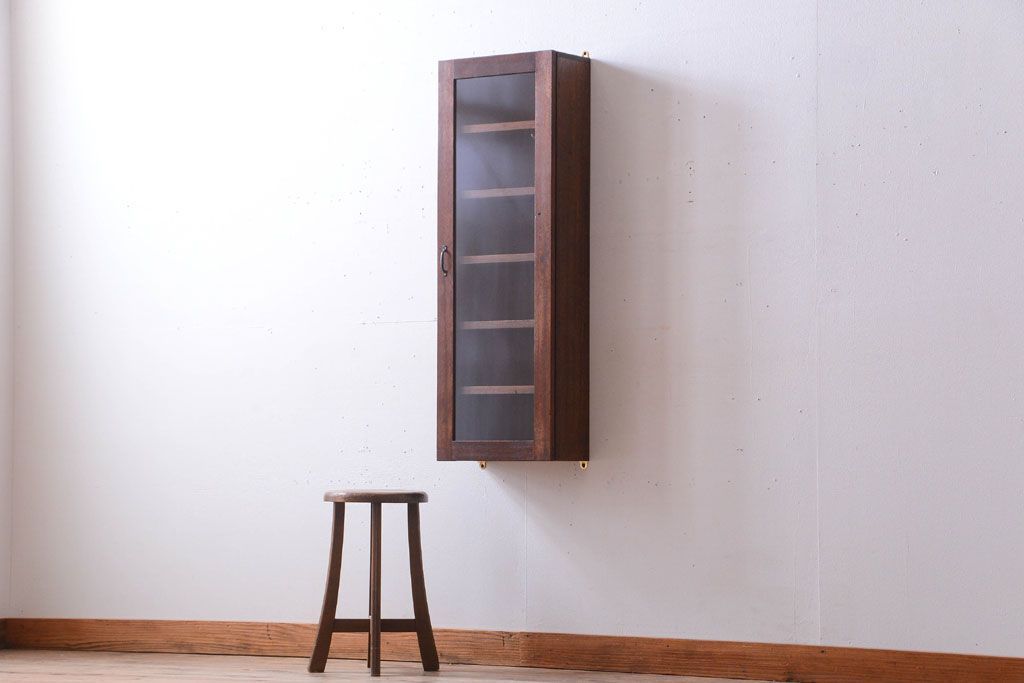 アンティーク家具　アンティーク　古い木製のお洒落な縦型壁掛け戸棚