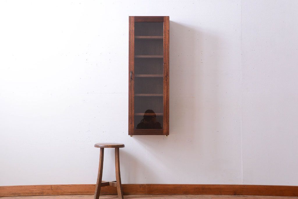 アンティーク家具　アンティーク　古い木製のお洒落な縦型壁掛け戸棚