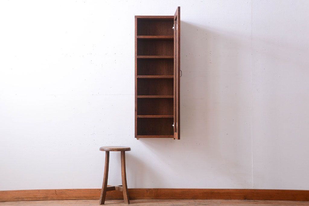 アンティーク家具　アンティーク　古い木製のお洒落な縦型壁掛け戸棚