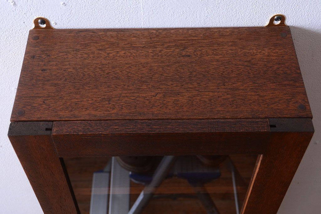 アンティーク家具　アンティーク　古い木製のお洒落な縦型壁掛け戸棚