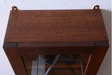 アンティーク家具　アンティーク　古い木製のお洒落な縦型壁掛け戸棚