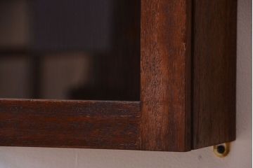 アンティーク家具　アンティーク　古い木製のお洒落な縦型壁掛け戸棚