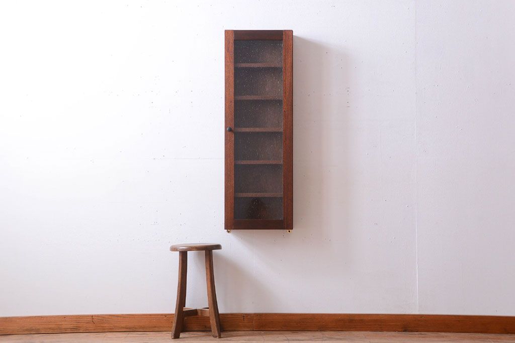 アンティーク家具　アンティーク　気泡ガラス扉!古い木製のお洒落な縦型壁掛け戸棚(2)