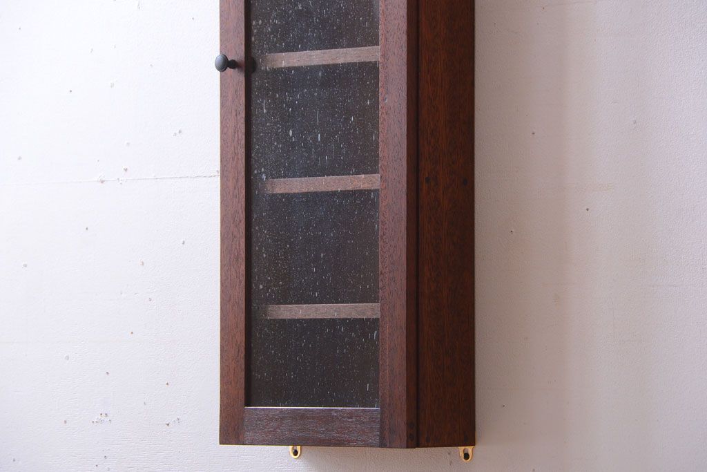 アンティーク家具　アンティーク　気泡ガラス扉!古い木製のお洒落な縦型壁掛け戸棚(2)