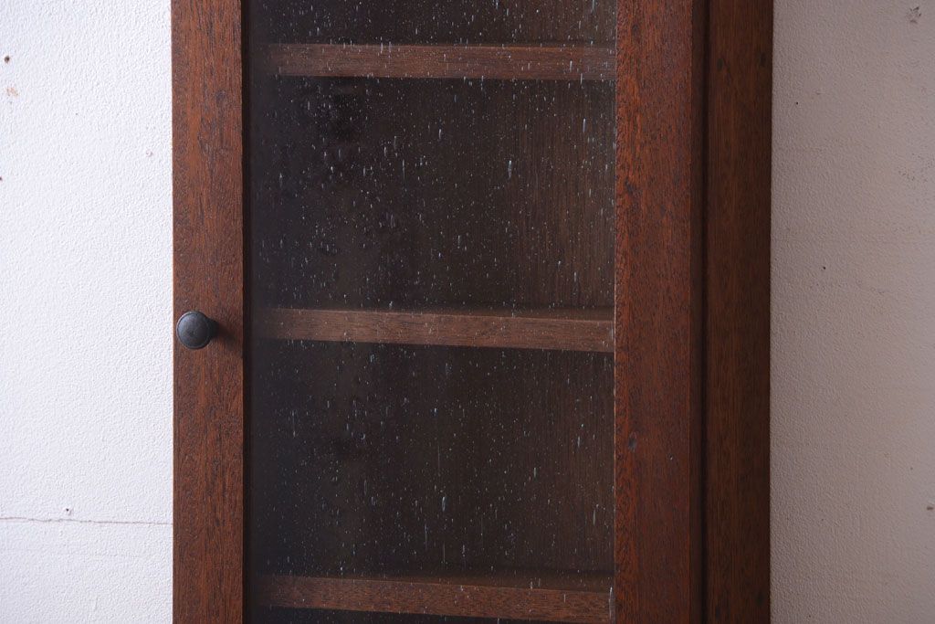 アンティーク家具　アンティーク　気泡ガラス扉!古い木製のお洒落な縦型壁掛け戸棚(2)