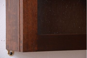 アンティーク家具　アンティーク　気泡ガラス扉!古い木製のお洒落な縦型壁掛け戸棚(2)