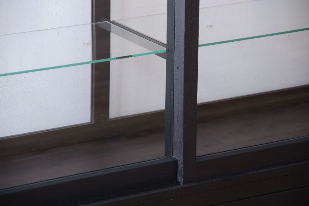 アンティーク家具　大正ロマン　つや消しブラックペイントのアンティークガラスケース