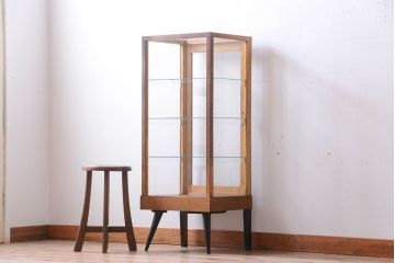 レトロ家具　昭和レトロ　脚付き!小ぶりな縦型ガラスケース