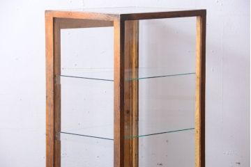 レトロ家具　昭和レトロ　脚付き!小ぶりな縦型ガラスケース