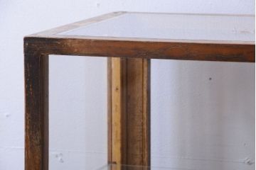 レトロ家具　昭和レトロ　脚付き!小ぶりな縦型ガラスケース