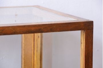 レトロ家具　昭和レトロ　脚付き!小ぶりな縦型ガラスケース