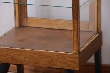 レトロ家具　昭和レトロ　脚付き!小ぶりな縦型ガラスケース