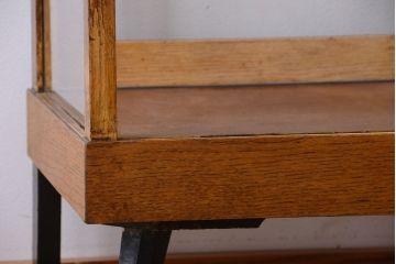 レトロ家具　昭和レトロ　脚付き!小ぶりな縦型ガラスケース