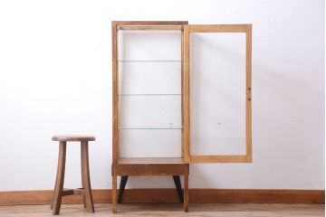 レトロ家具　昭和レトロ　脚付き!小ぶりな縦型ガラスケース