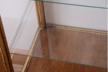 レトロ家具　昭和レトロ　脚付き!小ぶりな縦型ガラスケース