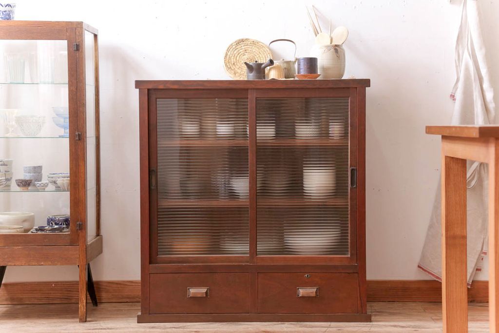 アンティーク家具　和製アンティーク　モールガラス引き戸付き!古い木製の戸棚(収納棚)