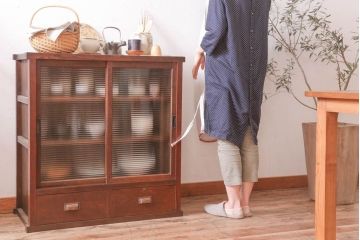 アンティーク家具　和製アンティーク　モールガラス引き戸付き!古い木製の戸棚(収納棚)