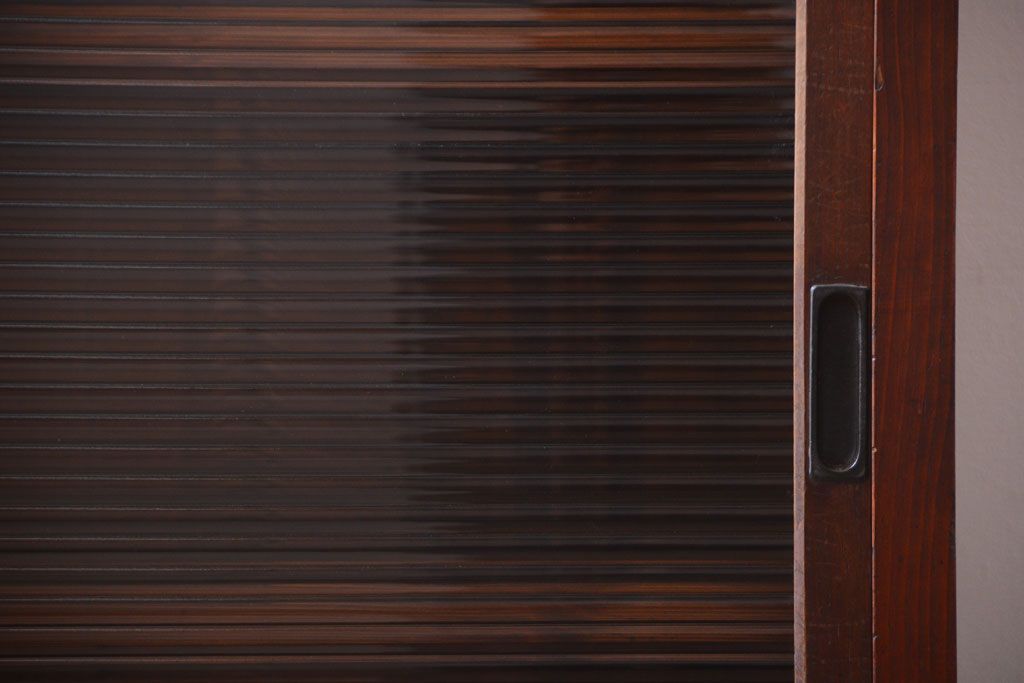 アンティーク家具　和製アンティーク　モールガラス引き戸付き!古い木製の戸棚(収納棚)