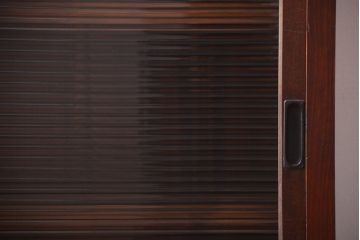 アンティーク家具　和製アンティーク　モールガラス引き戸付き!古い木製の戸棚(収納棚)