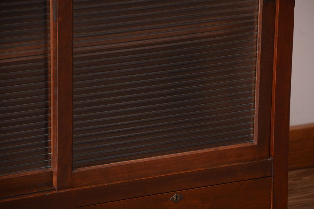 アンティーク家具　和製アンティーク　モールガラス引き戸付き!古い木製の戸棚(収納棚)