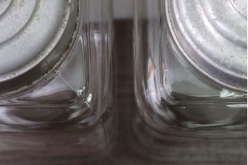 アンティーク雑貨　昭和レトロ　古い駄菓子屋のアンティークガラス瓶(ビン)2個セット