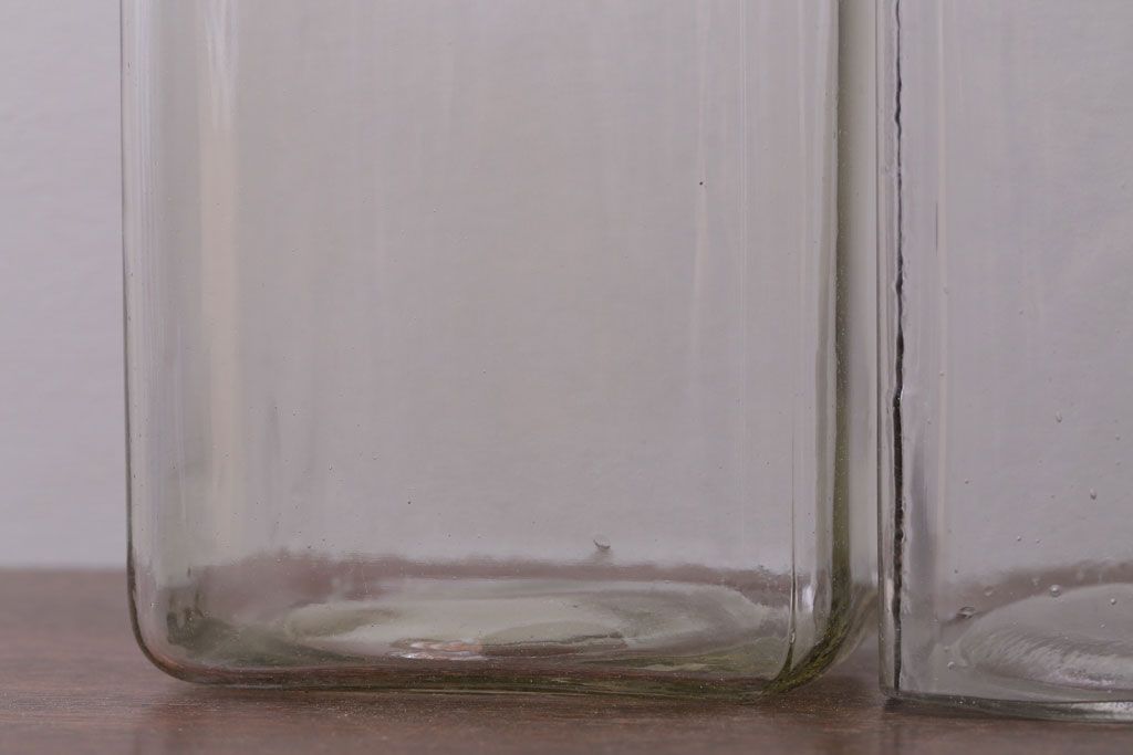 アンティーク雑貨　昭和レトロ　古い駄菓子屋のアンティークガラス瓶(ビン)2個セット(2)