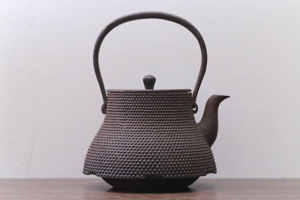 アンティーク雑貨　古民具・骨董　古い富士形あられ鉄瓶(三巌堂?)