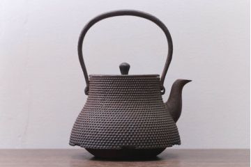 アンティーク雑貨　古民具・骨董　古い富士形あられ鉄瓶(三巌堂?)