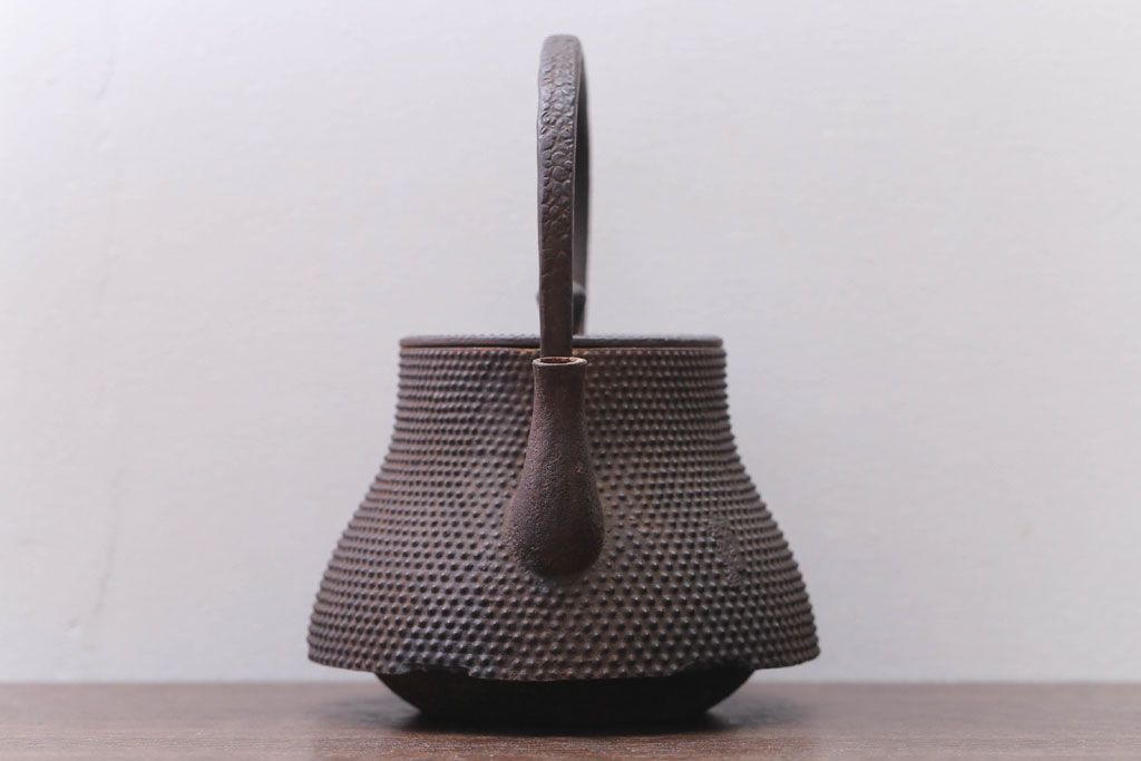 アンティーク雑貨　古民具・骨董　古い富士形あられ鉄瓶(三巌堂?)