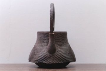 アンティーク雑貨　古民具・骨董　古い富士形あられ鉄瓶(三巌堂?)