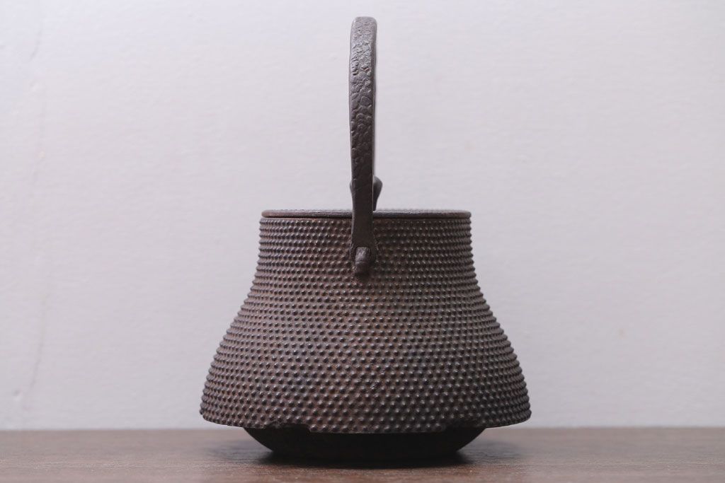 アンティーク雑貨　古民具・骨董　古い富士形あられ鉄瓶(三巌堂?)