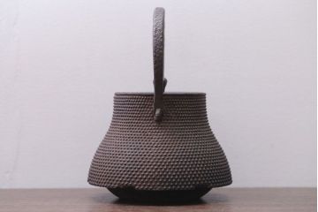 アンティーク雑貨　古民具・骨董　古い富士形あられ鉄瓶(三巌堂?)