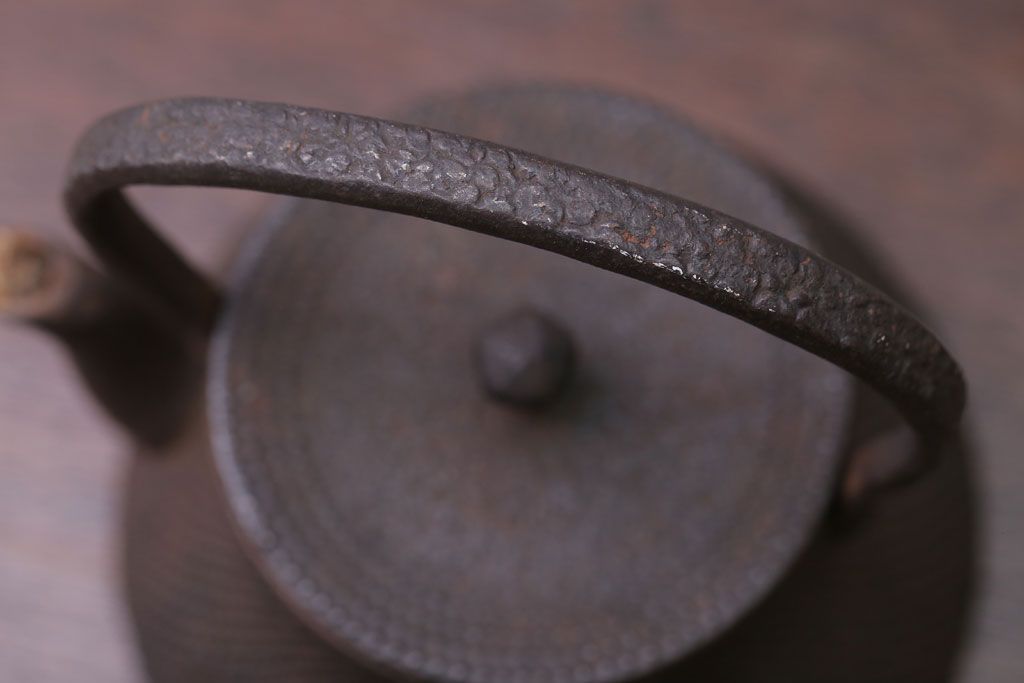 アンティーク雑貨　古民具・骨董　古い富士形あられ鉄瓶(三巌堂?)