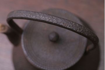 アンティーク雑貨　古民具・骨董　古い富士形あられ鉄瓶(三巌堂?)