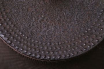 アンティーク雑貨　古民具・骨董　古い富士形あられ鉄瓶(三巌堂?)