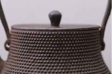 アンティーク雑貨　古民具・骨董　古い富士形あられ鉄瓶(三巌堂?)