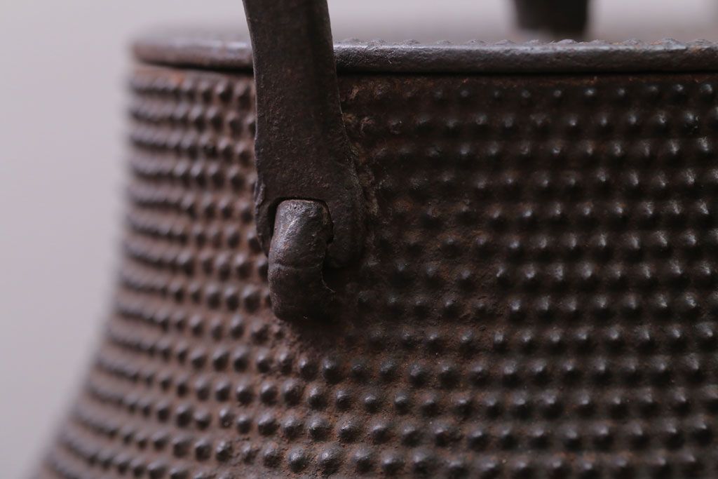 アンティーク雑貨　古民具・骨董　古い富士形あられ鉄瓶(三巌堂?)