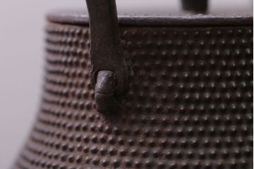 アンティーク雑貨　古民具・骨董　古い富士形あられ鉄瓶(三巌堂?)