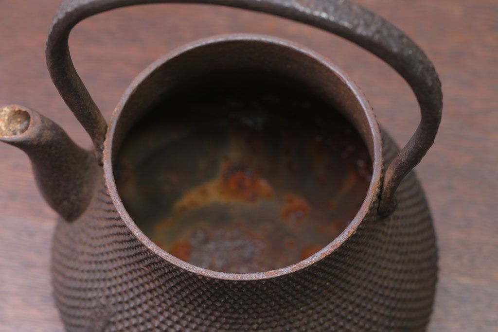 アンティーク雑貨　古民具・骨董　古い富士形あられ鉄瓶(三巌堂?)