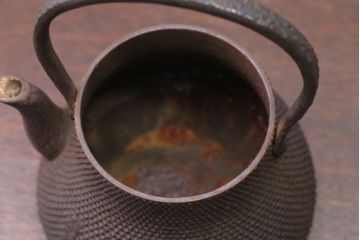 アンティーク雑貨　古民具・骨董　古い富士形あられ鉄瓶(三巌堂?)