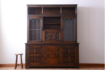 ヴィンテージ家具　イギリスビンテージ　ステンドグラス入り!エルム材製の上質なカップボード(収納棚・食器棚)