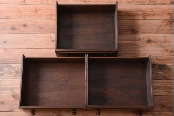 ヴィンテージ家具　イギリスビンテージ　ステンドグラス入り!エルム材製の上質なカップボード(収納棚・食器棚)