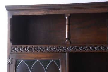 ヴィンテージ家具　イギリスビンテージ　ステンドグラス入り!エルム材製の上質なカップボード(収納棚・食器棚)