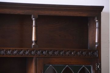 ヴィンテージ家具　イギリスビンテージ　ステンドグラス入り!エルム材製の上質なカップボード(収納棚・食器棚)