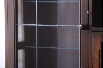 ヴィンテージ家具　イギリスビンテージ　ステンドグラス入り!エルム材製の上質なカップボード(収納棚・食器棚)
