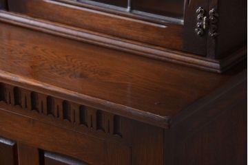 ヴィンテージ家具　イギリスビンテージ　ステンドグラス入り!エルム材製の上質なカップボード(収納棚・食器棚)
