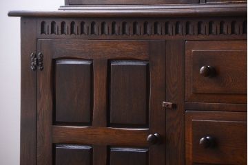 ヴィンテージ家具　イギリスビンテージ　ステンドグラス入り!エルム材製の上質なカップボード(収納棚・食器棚)